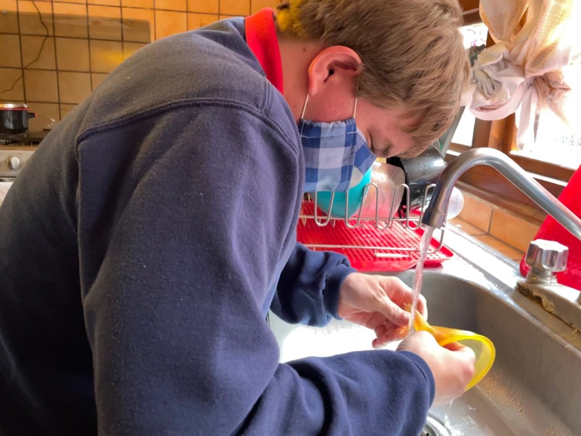 persona lavando platos