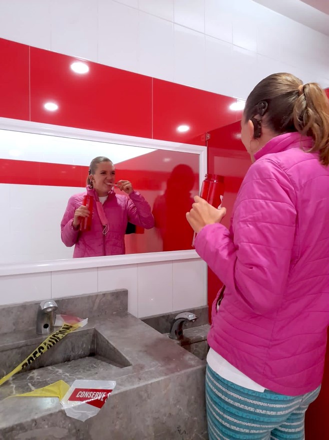 persona se lava los dientes